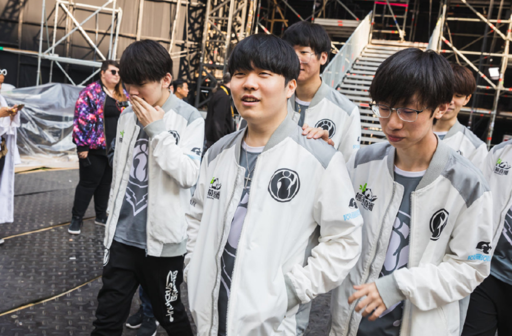 RNG力克WBG,Deft极限生还后反打鏖战多局2025世界赛,点燃全场激情 RNG力克WBG,Deft极限生还后反打鏖战多局2025世界赛,点燃全场激情