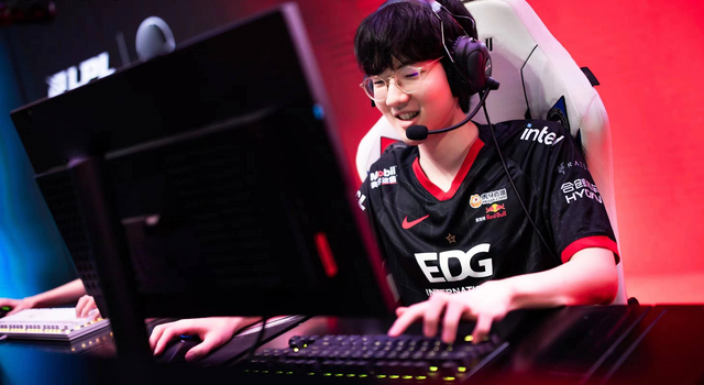 MAD险胜V5,Viper关键团战开团秒人强强对话八强赛,成为赛场最大亮点 MAD险胜V5,Viper关键团战开团秒人强强对话八强赛,成为赛场最大亮点