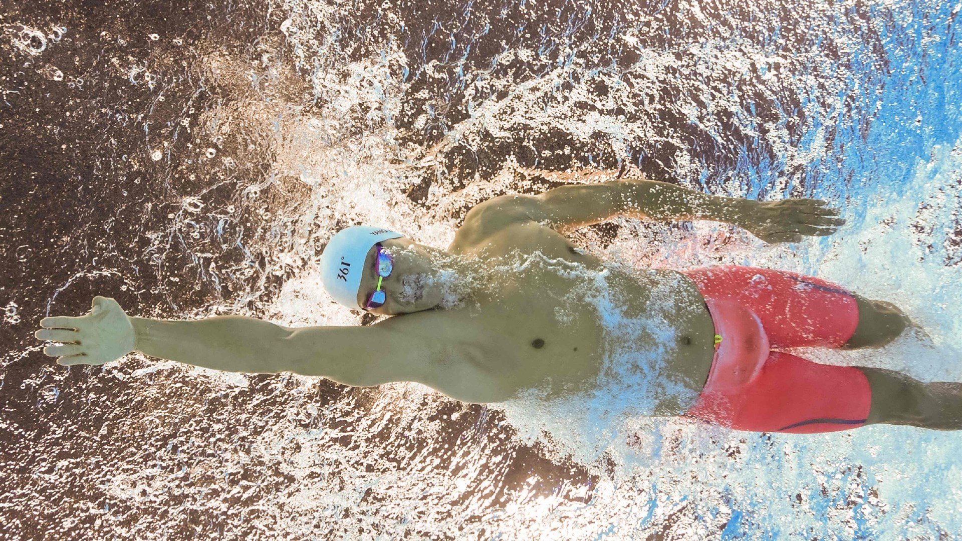 巴黎铁蹄踏碎威斯特法伦，F1新赛道杀出黑色闪电—团队荣耀与个人英雄主义的平行赞歌